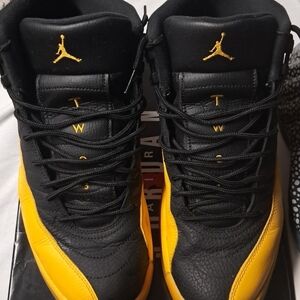 Jordan Men's Black and Gold Sneakers